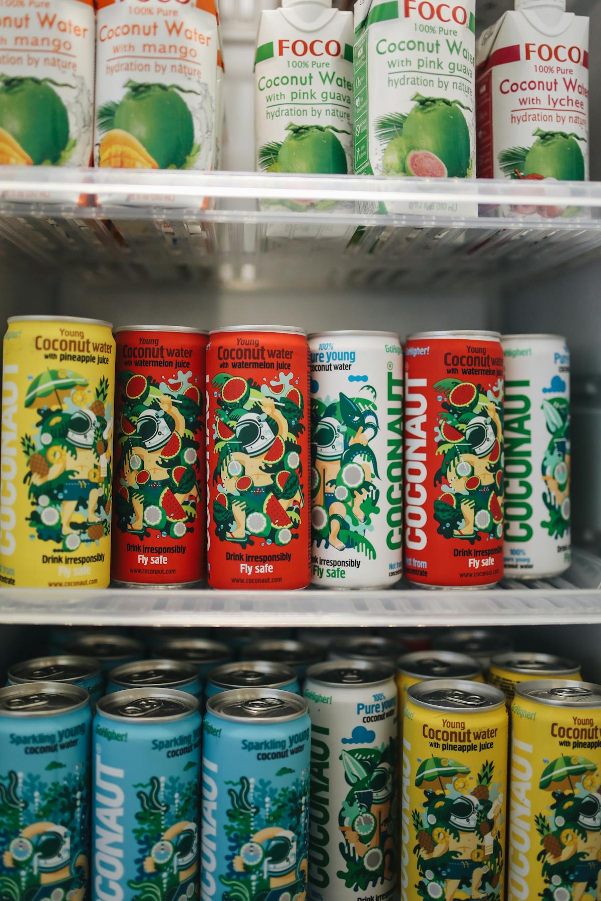 Tratamientos tópicos y champús anti-caída sobre estante de farmacia